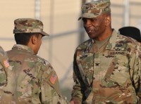 Le colonel Anthony L. Wilson félicite les soldats après avoir réussi un tour d’éperon, le 22 novembre 2021, photo de SFC Gary Cooper / US Army