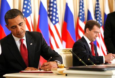 Barack Obama et le président russe Dmitri Medvedev signent un accord préliminaire pour réduire les arsenaux nucléaires. Photo par Jim Young / Alamy Stock Photo